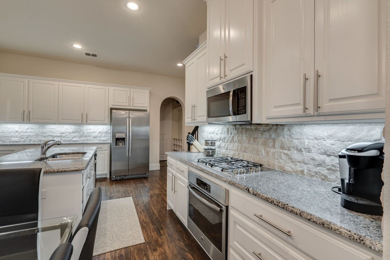 625 Surrey Ln - Photo 7 of 19