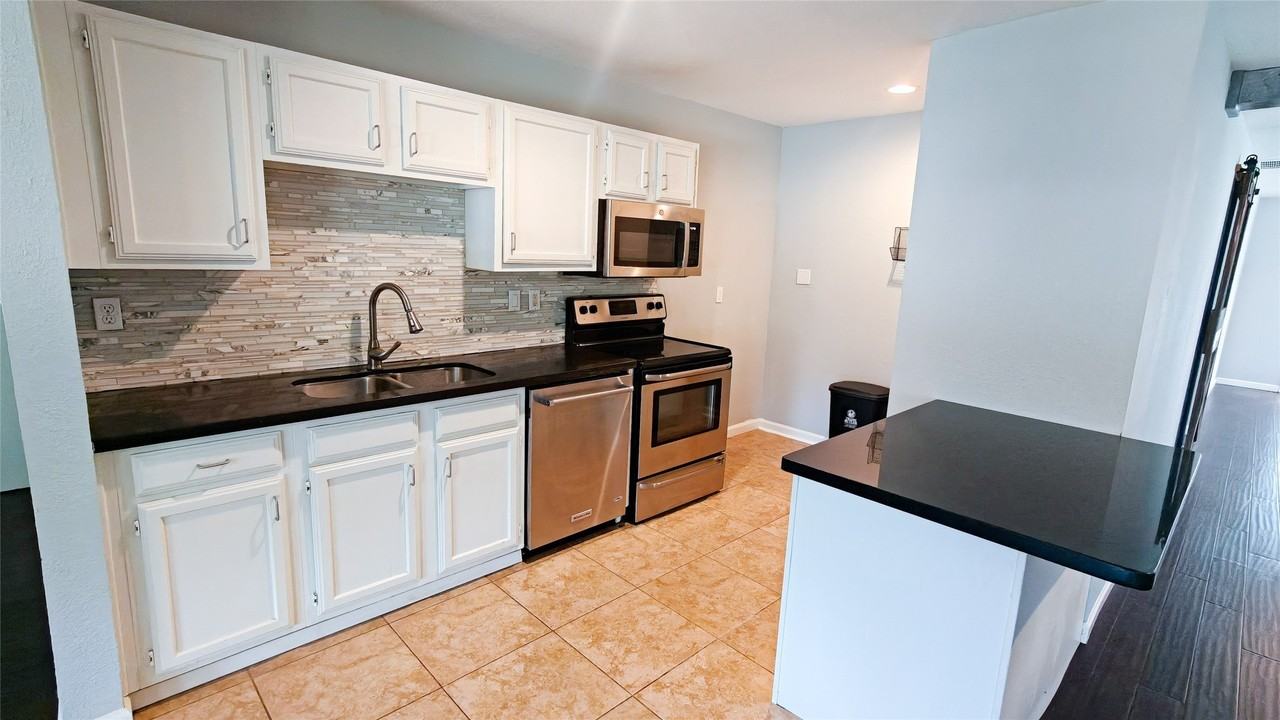 4249 Driscoll Dr - Photo 3 of 14