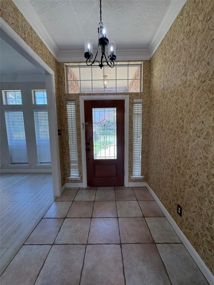 6376 Newport Ct - Photo 3 of 26