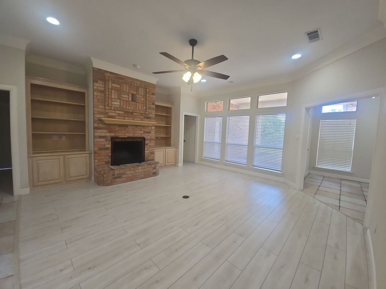 6376 Newport Ct - Photo 4 of 26