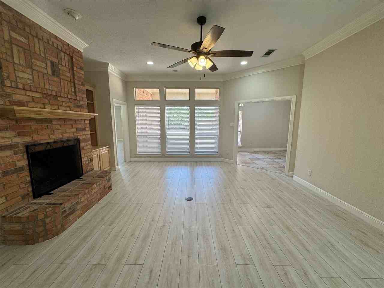 6376 Newport Ct - Photo 5 of 26