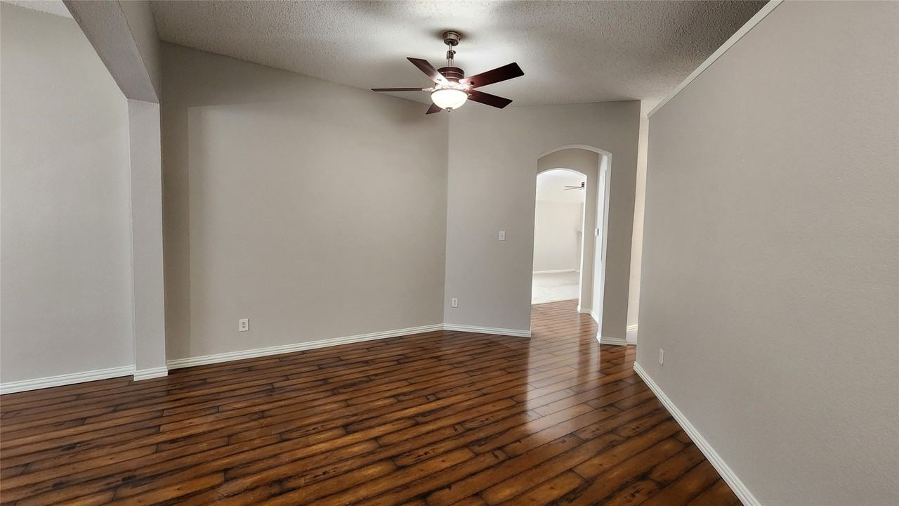 3408 Mosswood Dr - Photo 4 of 29