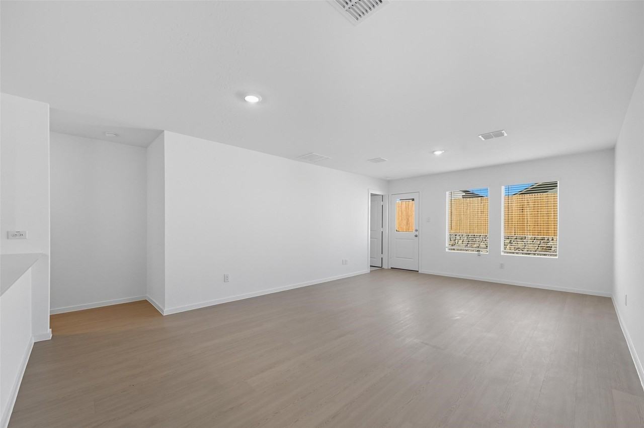 1013 Rain Tree Rd - Photo 5 of 17