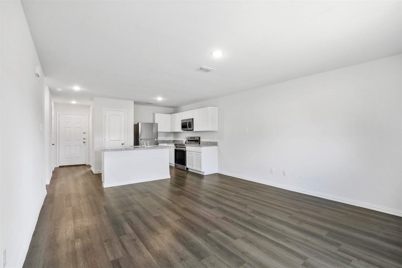 406 E Munson St - Photo 3 of 18