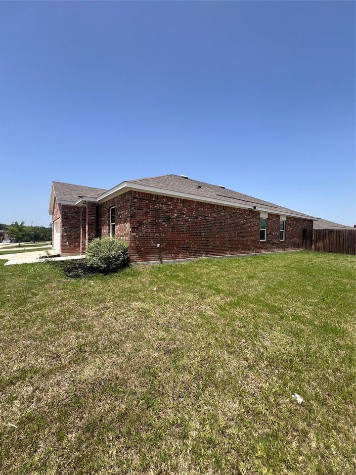 794 Yorkshire Dr - Photo 2 of 18
