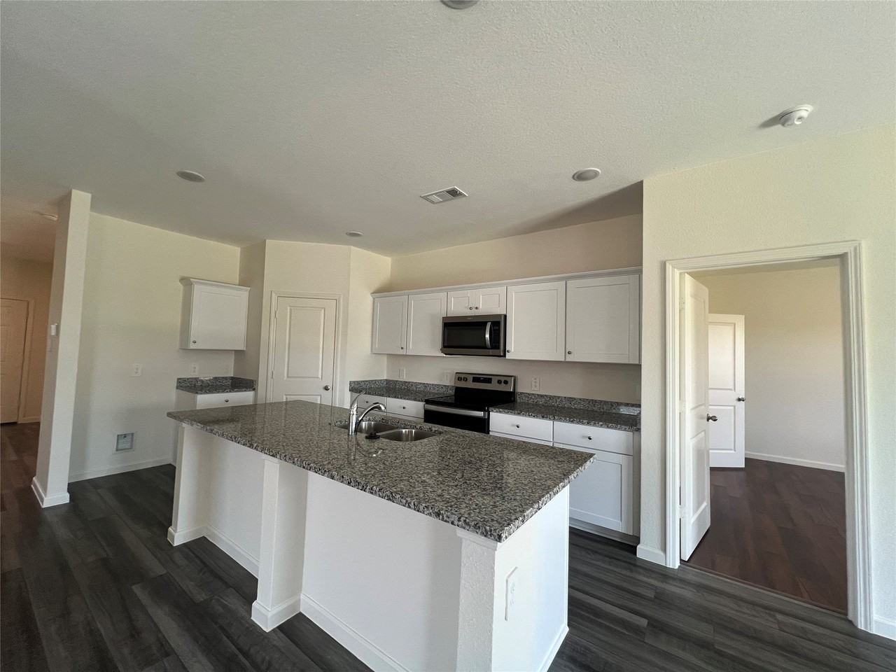 794 Yorkshire Dr - Photo 4 of 18