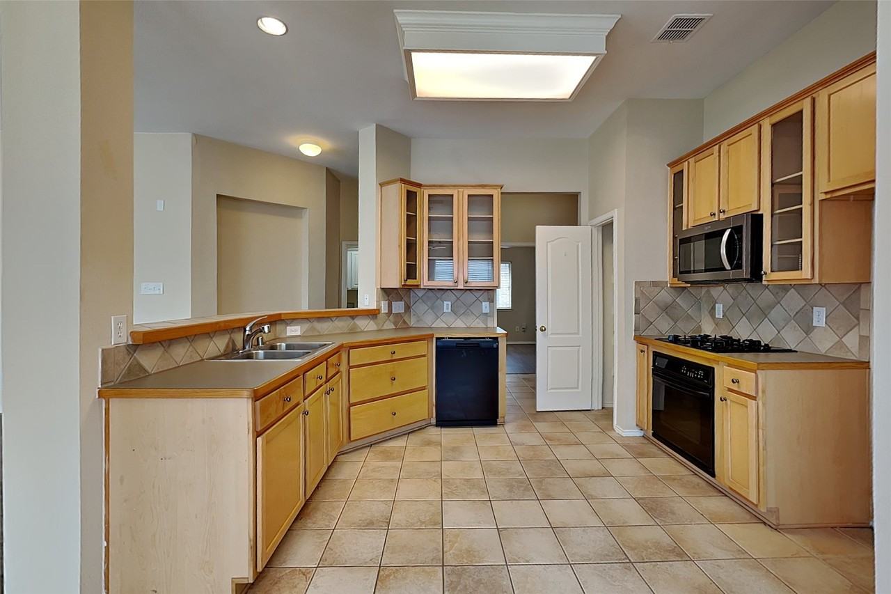 11364 Lockshire Dr - Photo 4 of 16