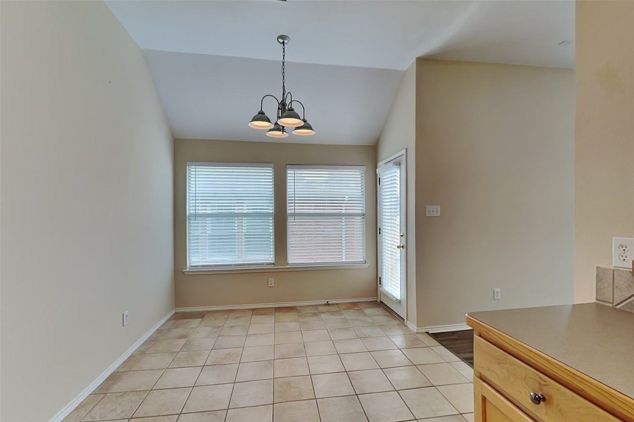 11364 Lockshire Dr - Photo 5 of 16
