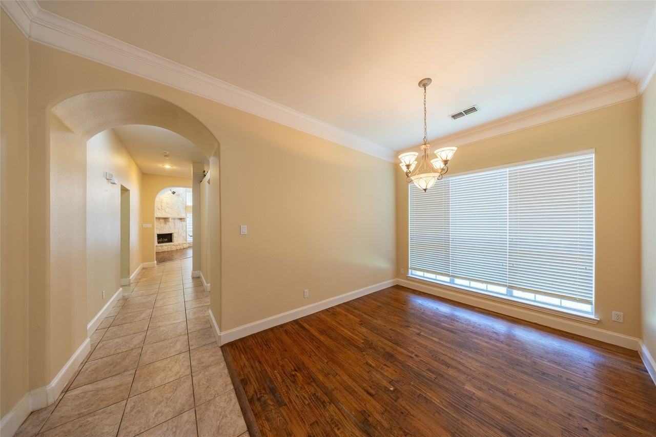 6366 Shadywood Dr - Photo 3 of 34