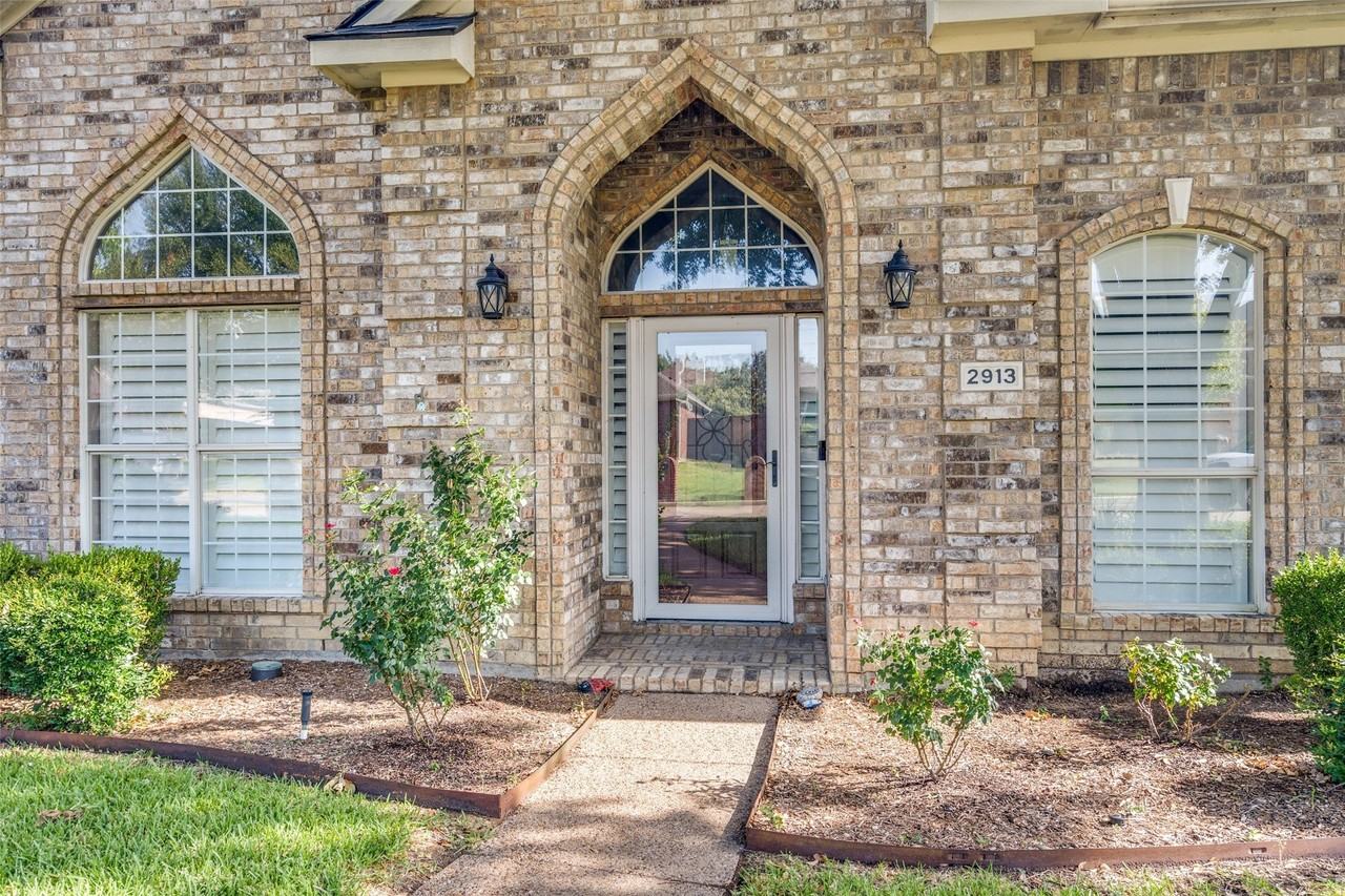 2913 Bellerive Dr - Photo 2 of 25