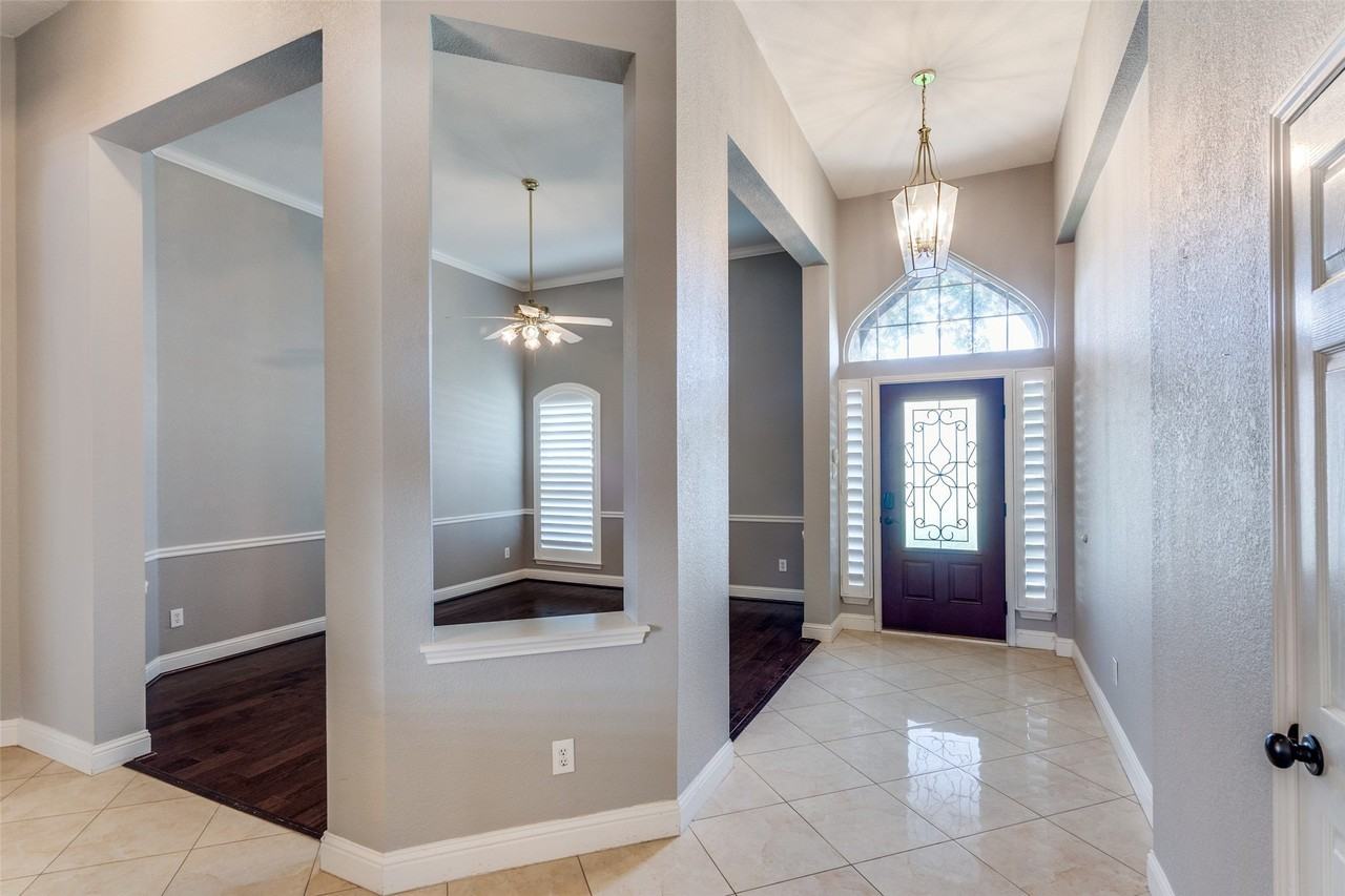 2913 Bellerive Dr - Photo 3 of 25