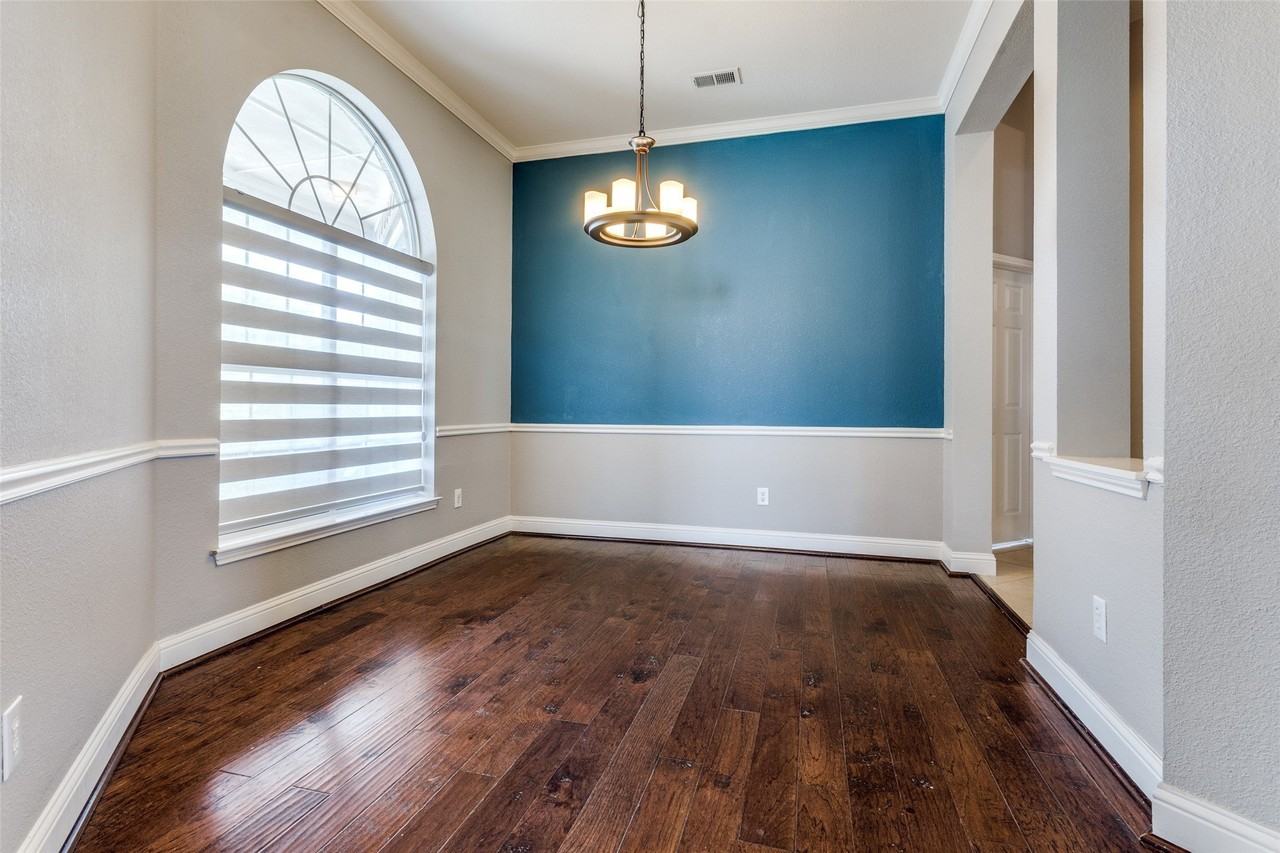 2913 Bellerive Dr - Photo 5 of 25