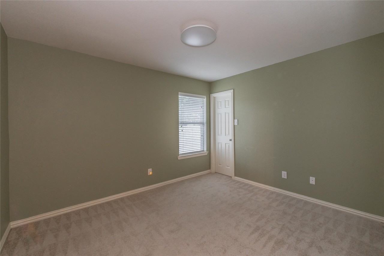 7801 Quiet Waters Dr - Photo 4 of 22