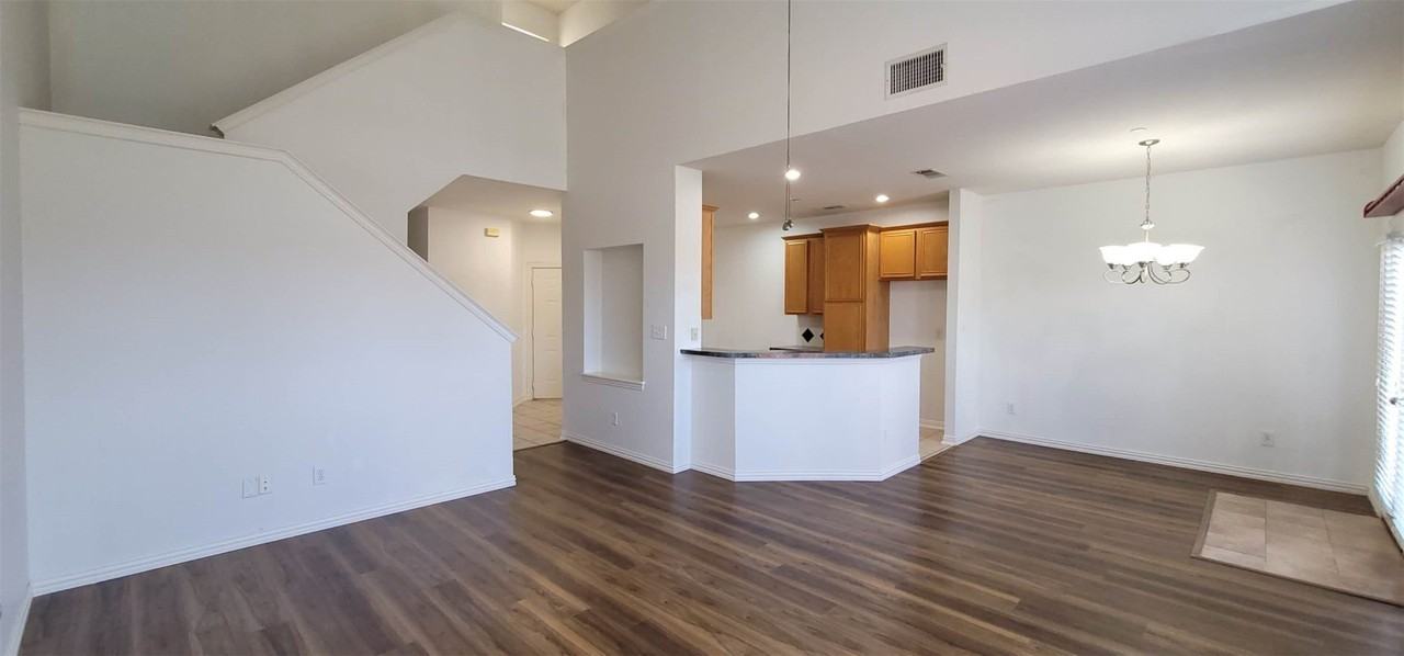 909 Avondale Ln - Photo 2 of 23