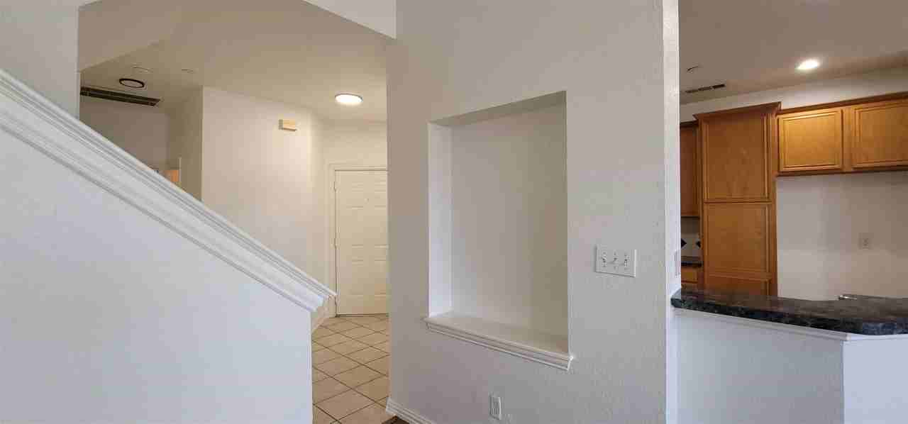 909 Avondale Ln - Photo 3 of 23