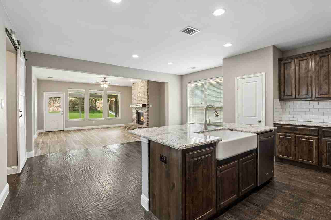 15424 Bluffdale Dr - Photo 5 of 29