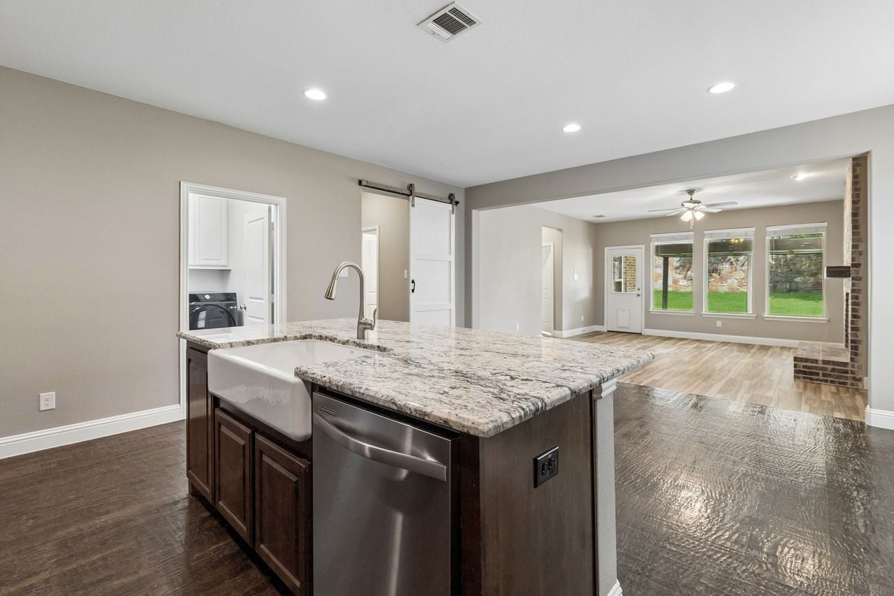 15424 Bluffdale Dr - Photo 6 of 29