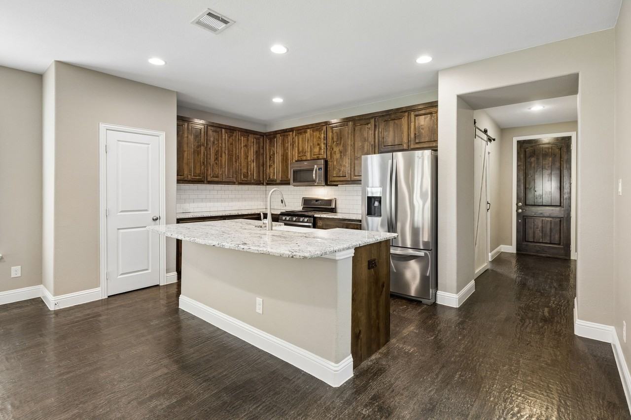 15424 Bluffdale Dr - Photo 7 of 29