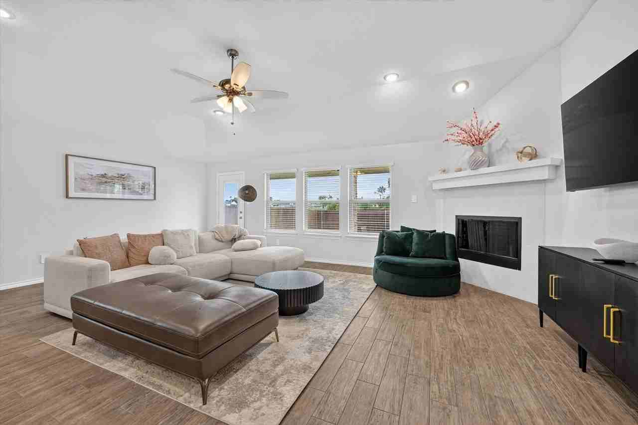 1637 Elle Ln - Photo 6 of 26
