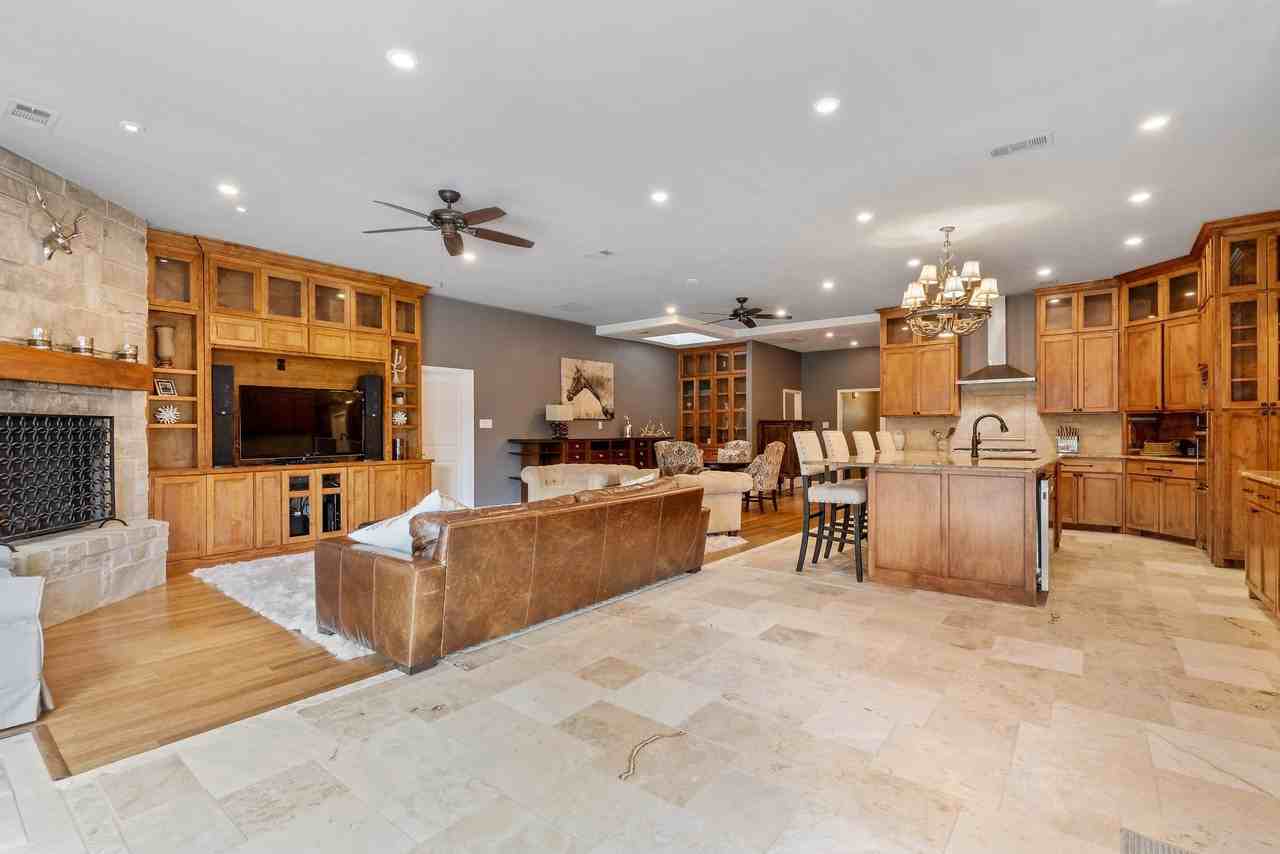 2413 Taylor St - Photo 2 of 23