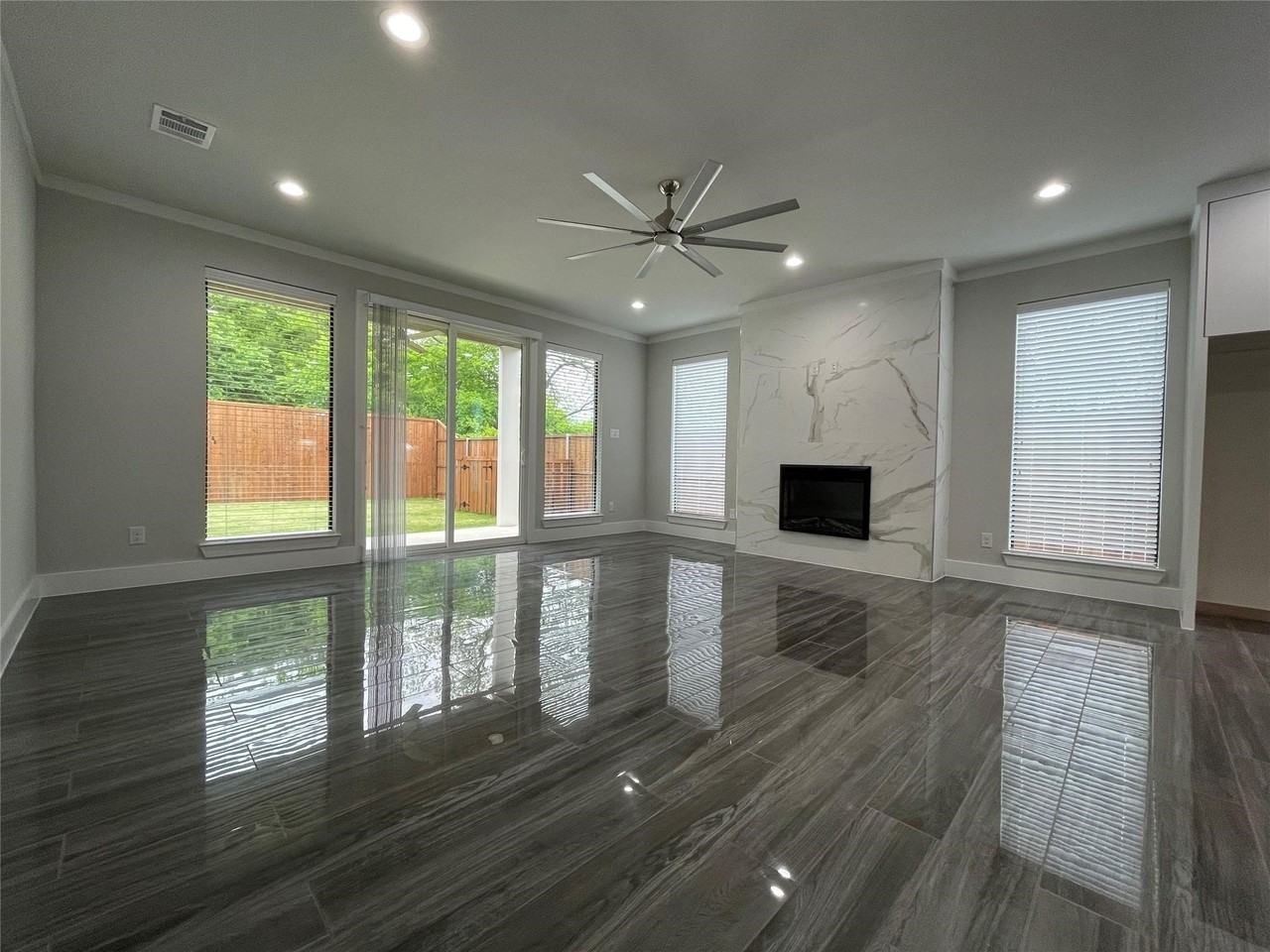 2417 N Winnetka Ave - Photo 4 of 34