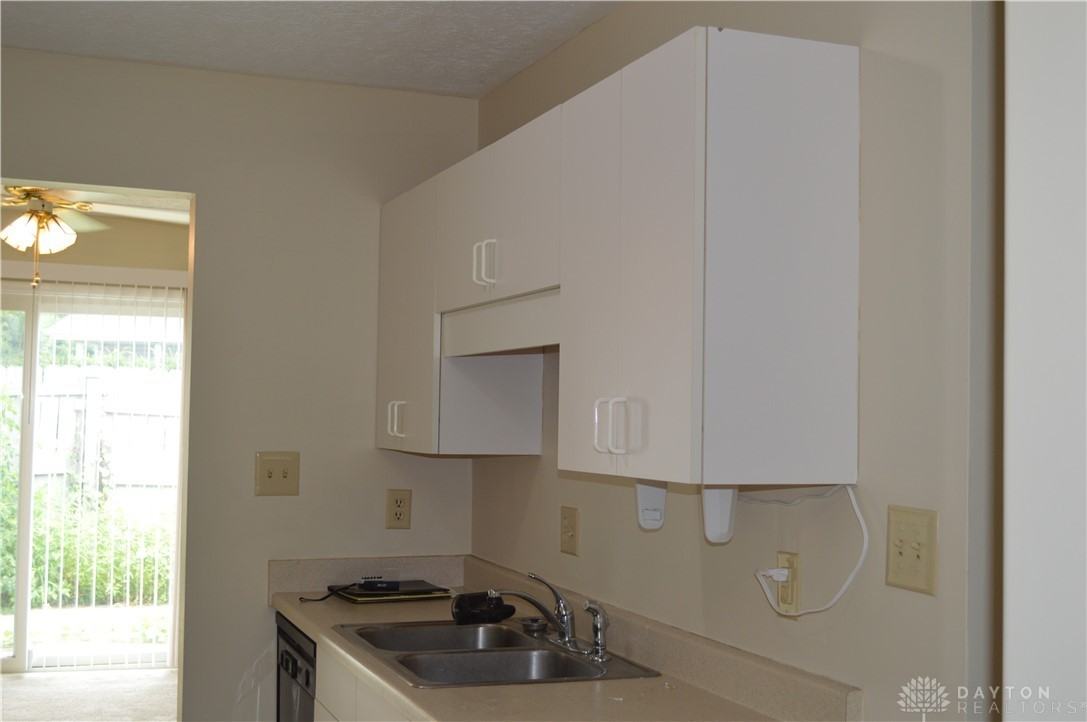 1217 Robbins Run Ct - Photo 4 of 32