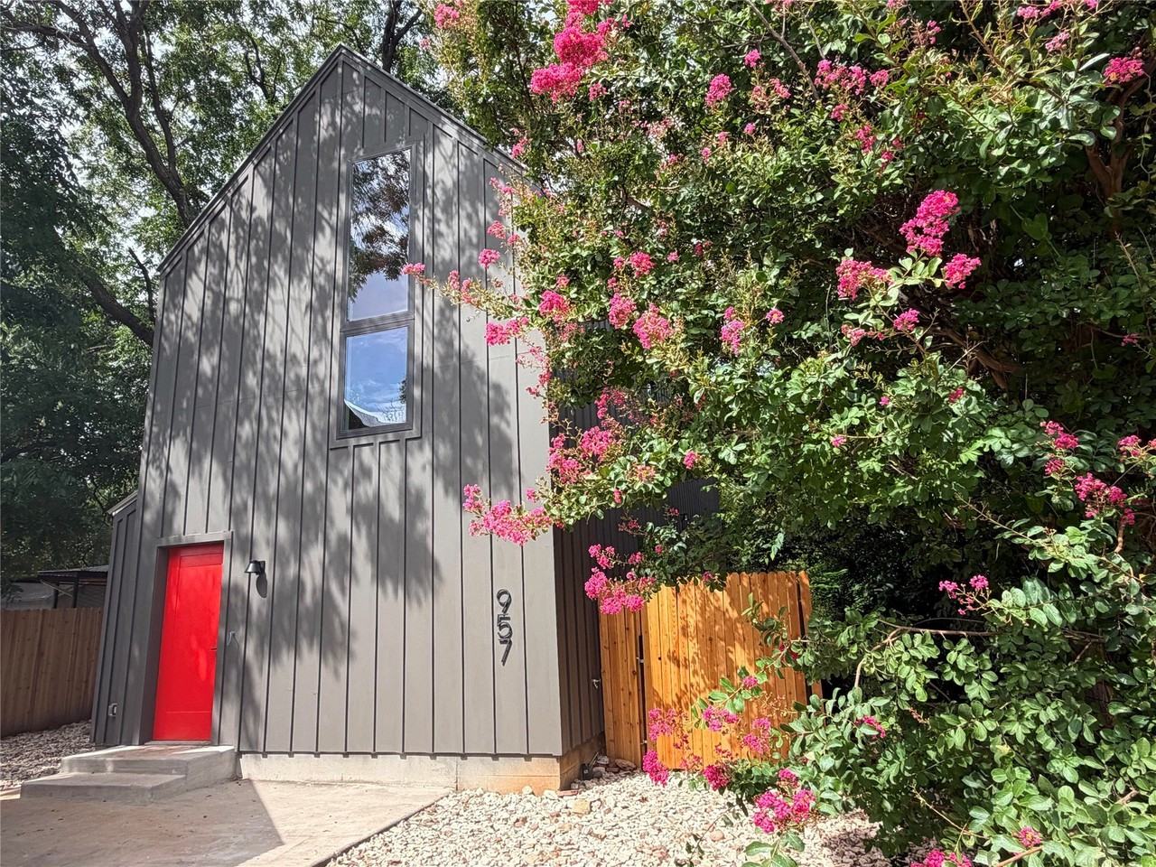 957 Woods Ave