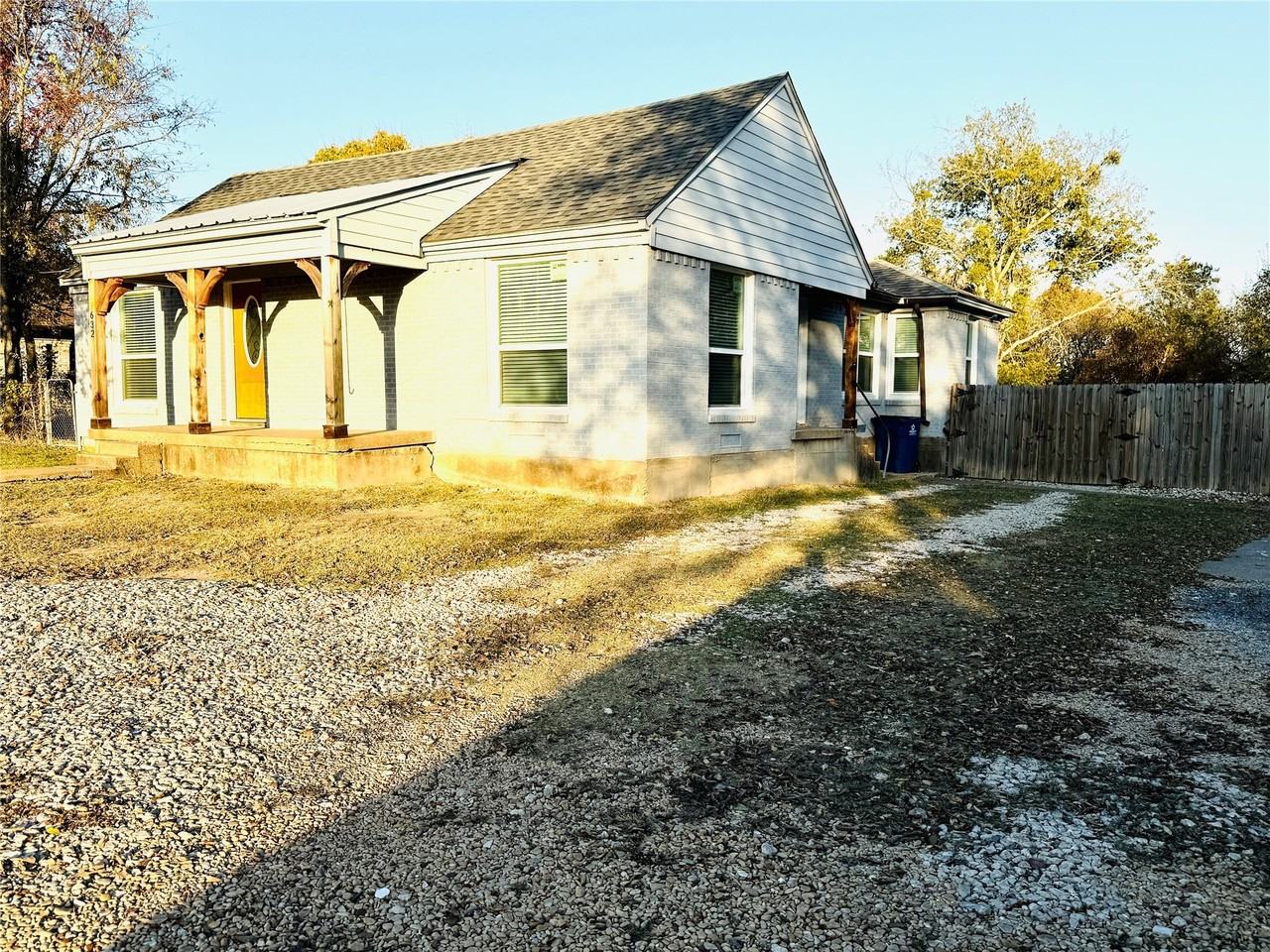 632 Peggs St - Photo 3 of 40