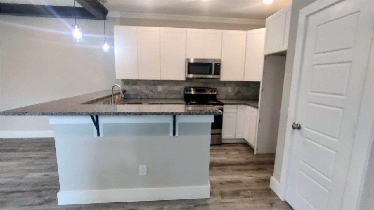 1705 Ash Crescent St - Photo 3 of 8
