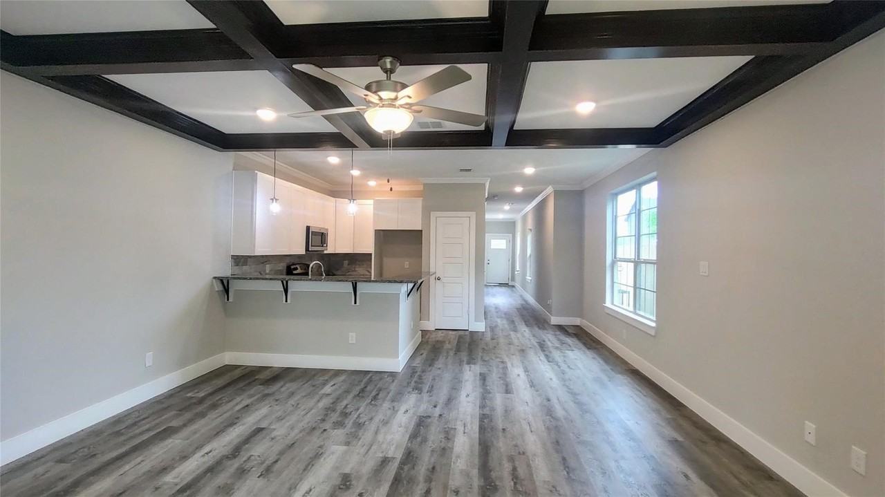 1705 Ash Crescent St - Photo 4 of 8