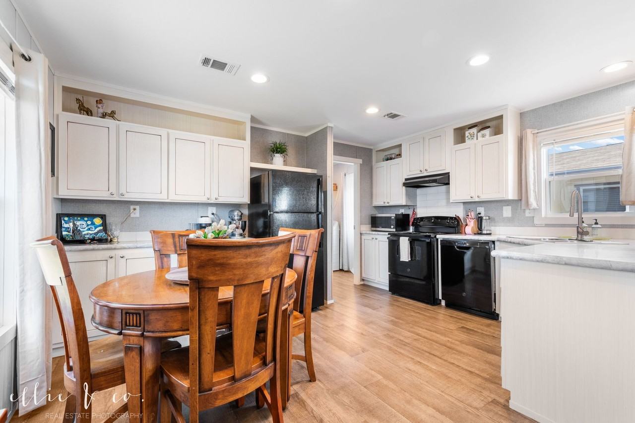 426 Daniel Way - Photo 2 of 13