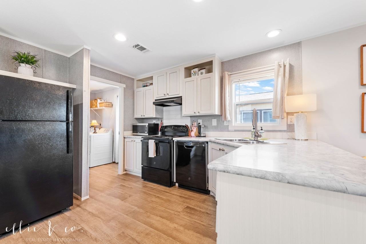 426 Daniel Way - Photo 3 of 13