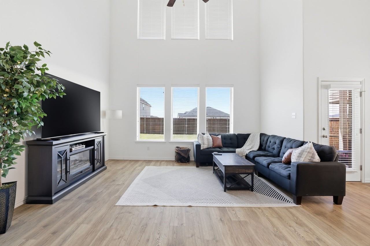 5613 Breezy Dr - Photo 6 of 10