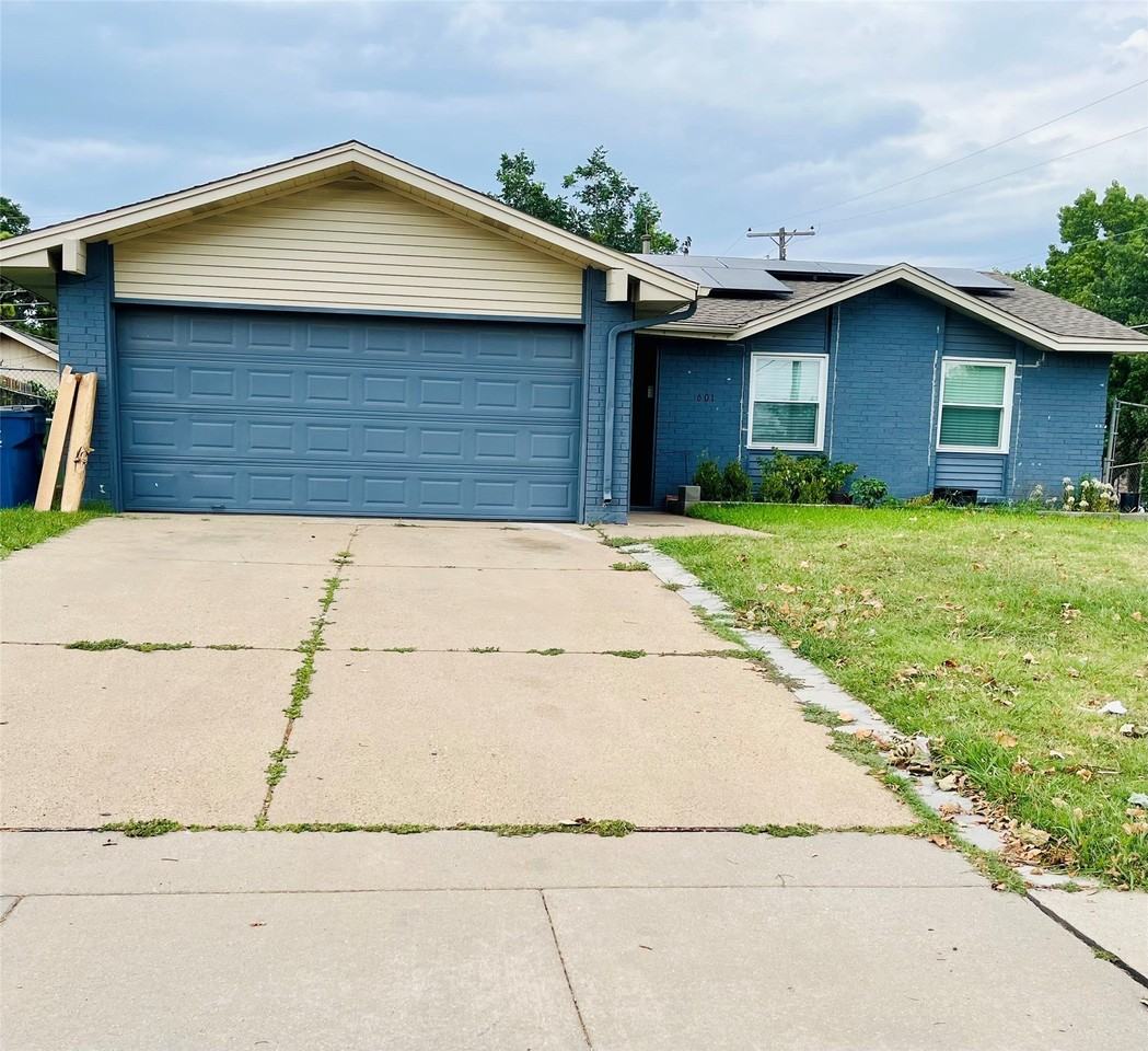 601 Bentwood Dr - Photo 2 of 12