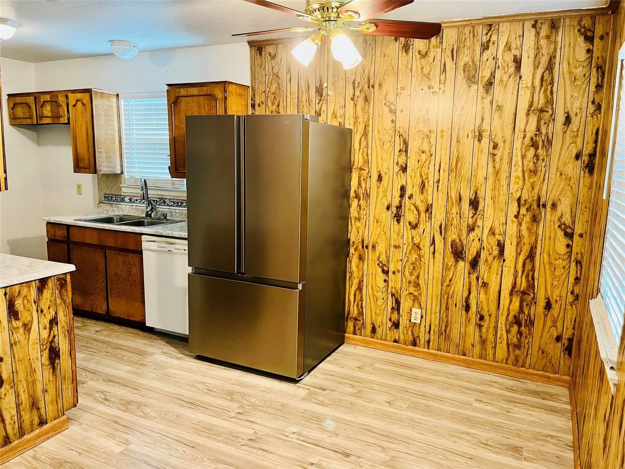 601 Bentwood Dr - Photo 4 of 12