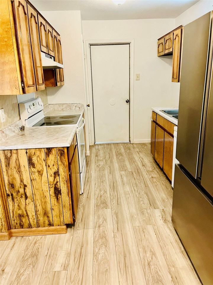 601 Bentwood Dr - Photo 5 of 12