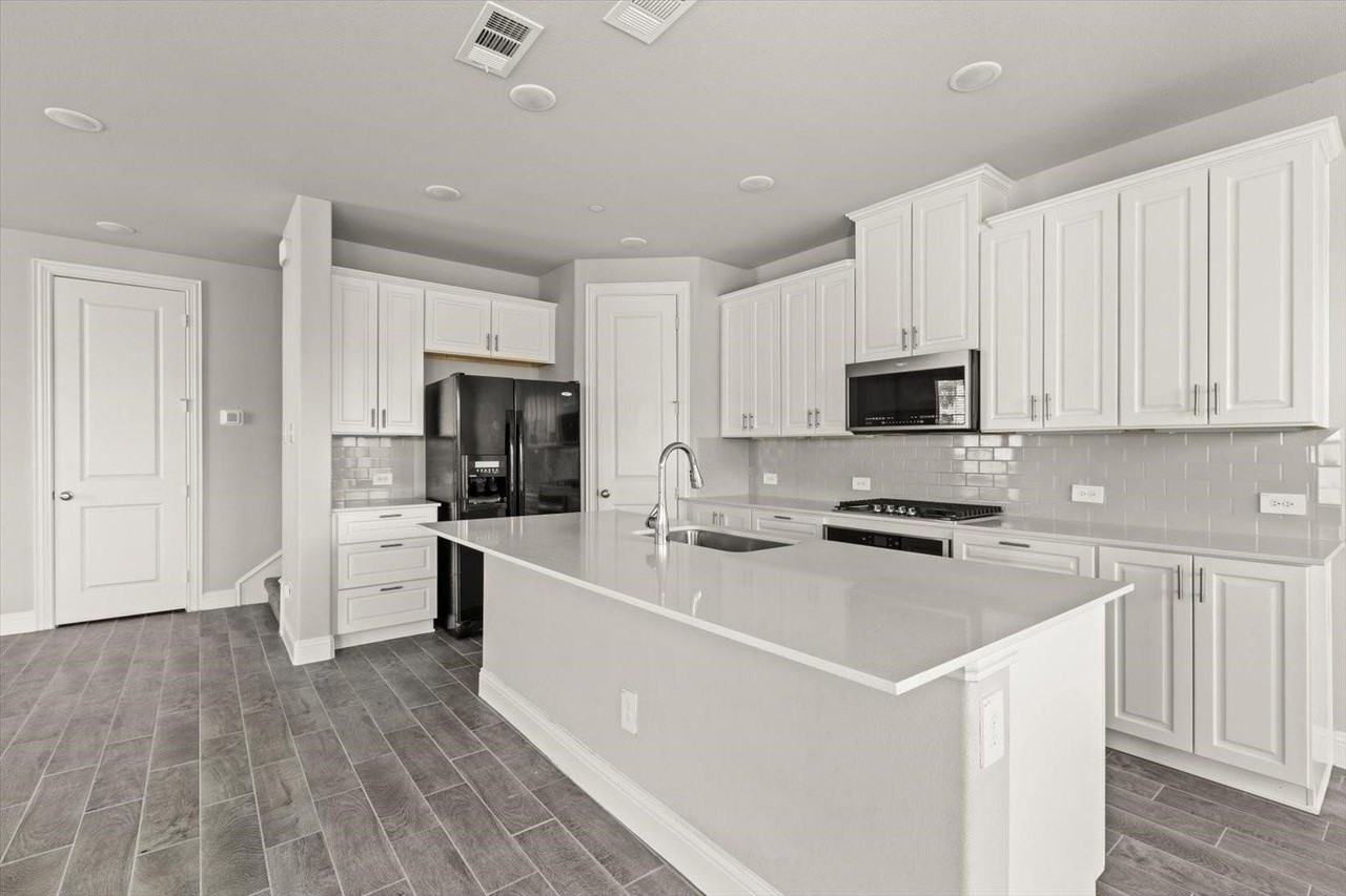 1755 Redding St - Photo 4 of 28