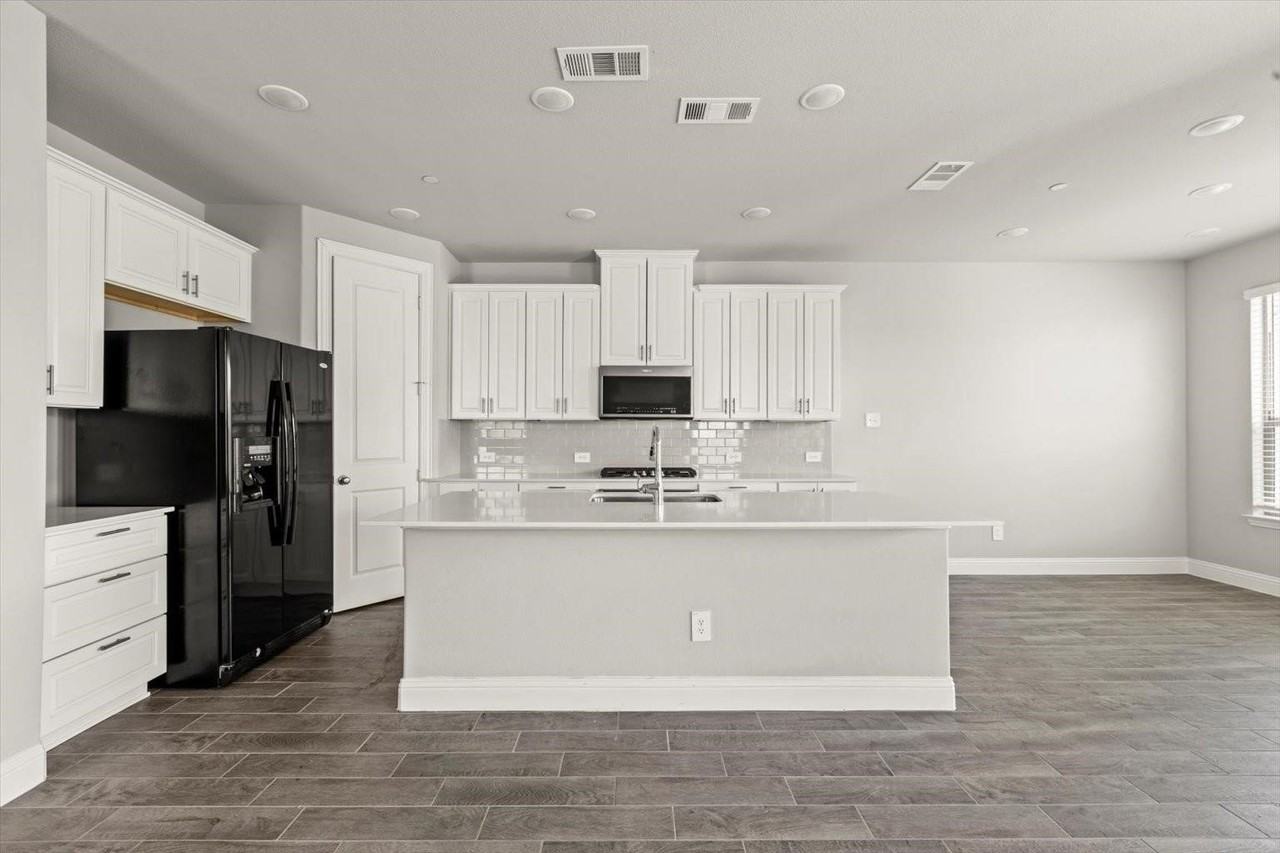 1755 Redding St - Photo 5 of 28
