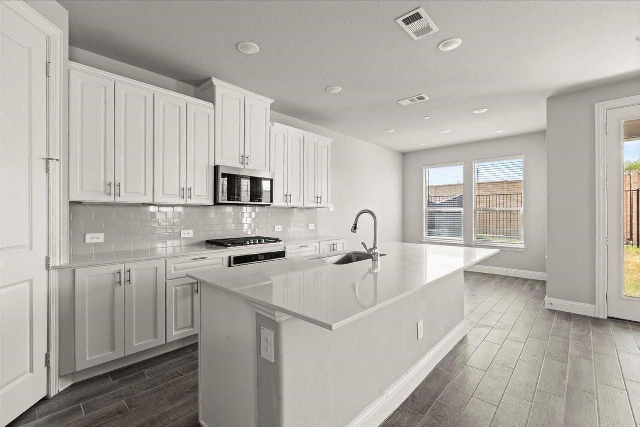 1755 Redding St - Photo 6 of 28