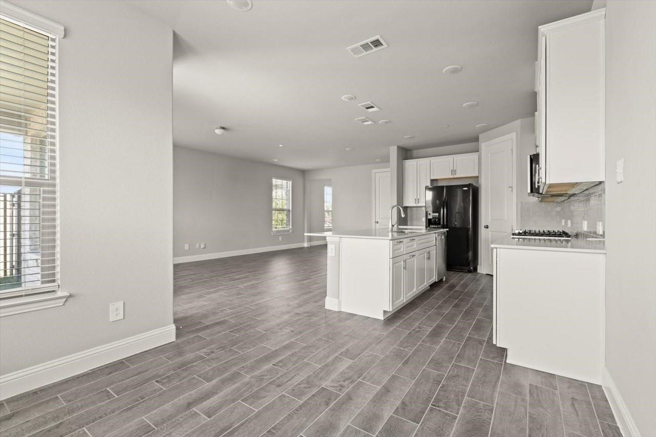 1755 Redding St - Photo 7 of 28