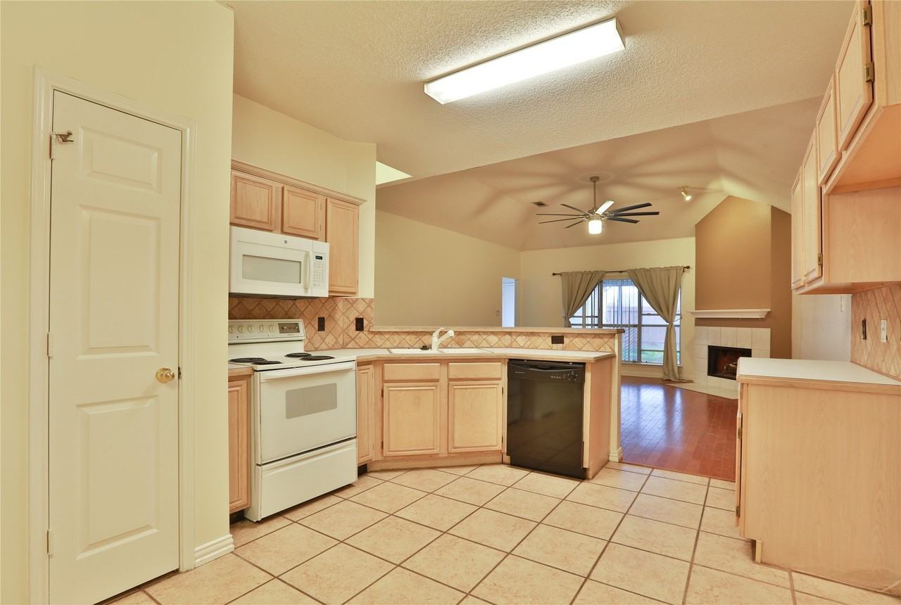 7836 Armor Ln - Photo 3 of 19