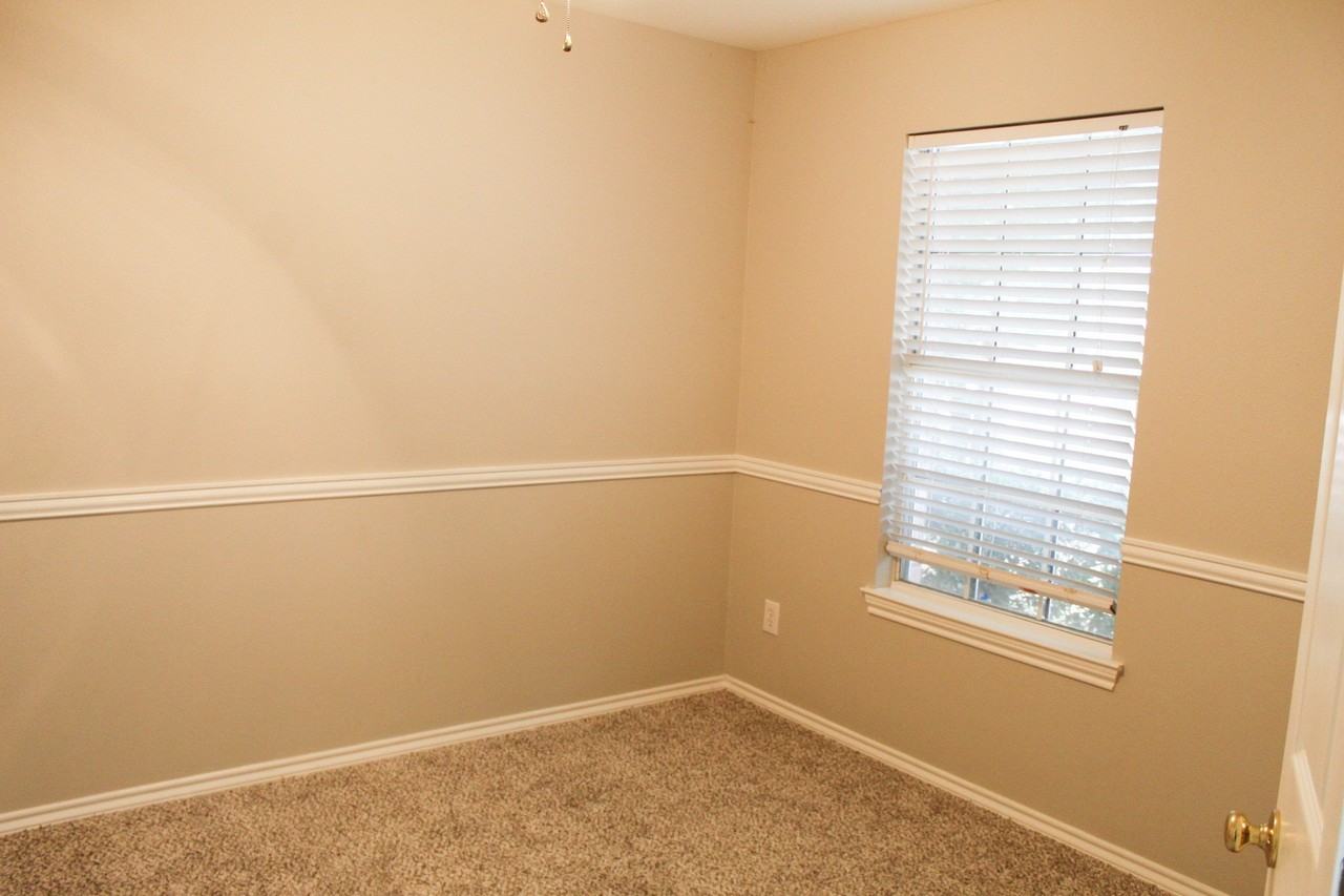 3402 Heathcliff Dr - Photo 2 of 10