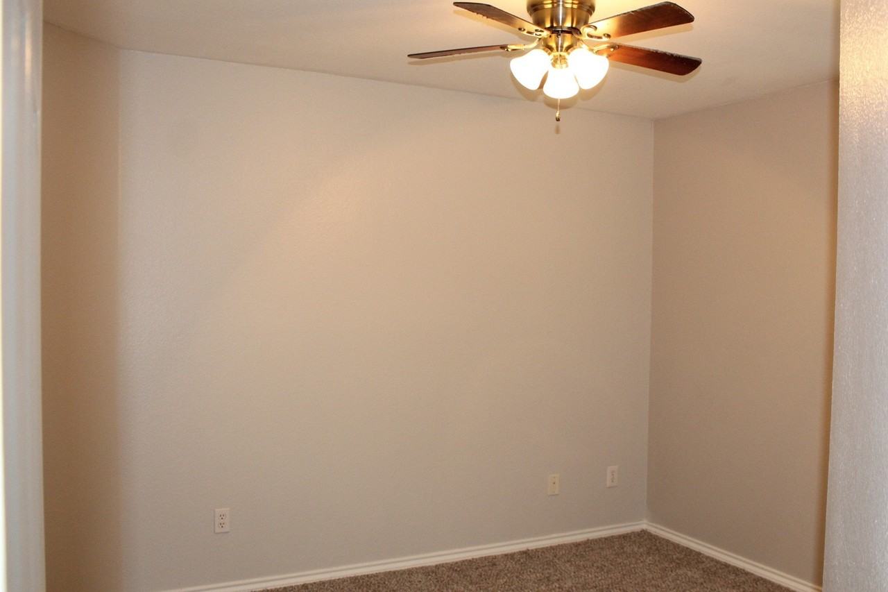 3402 Heathcliff Dr - Photo 5 of 10
