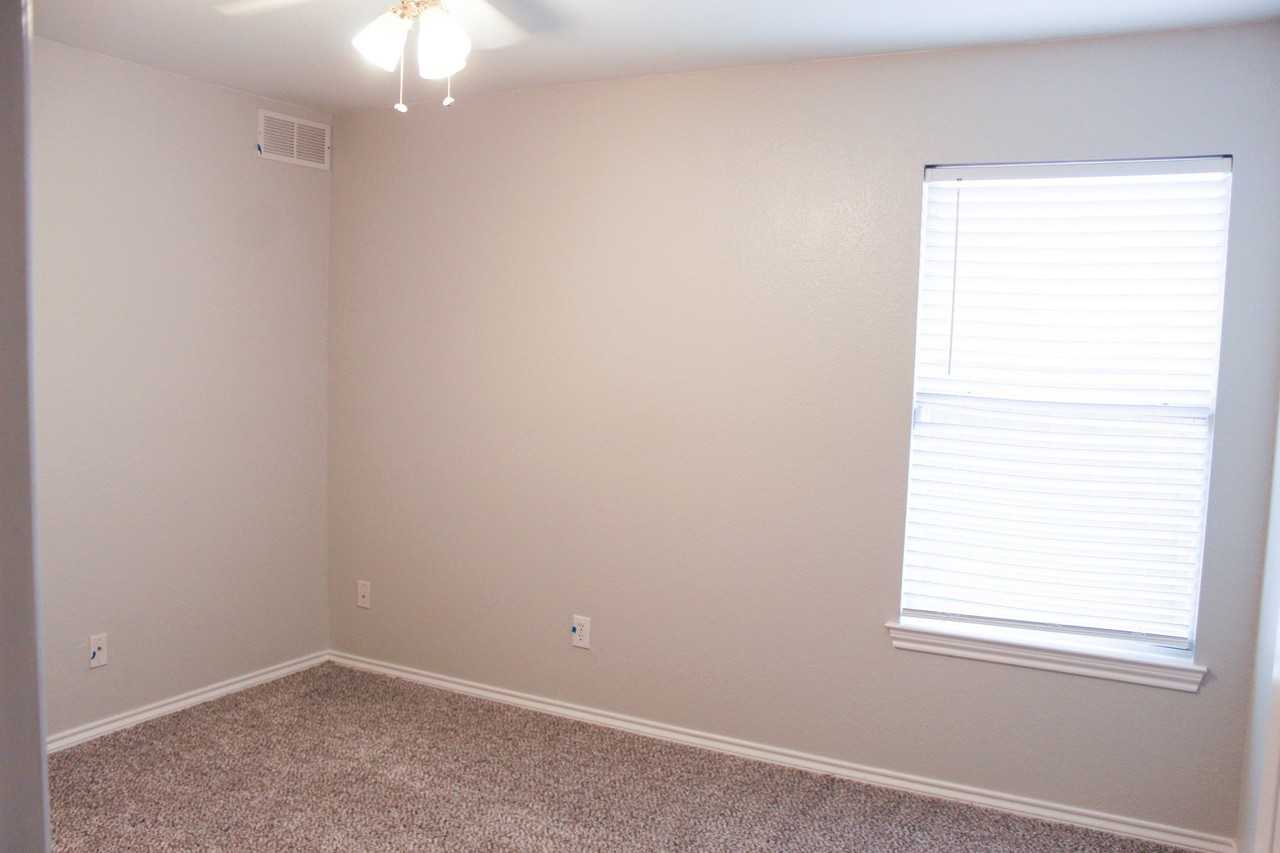 3402 Heathcliff Dr - Photo 6 of 10