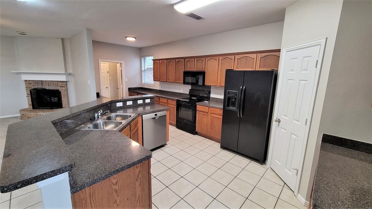 3408 Columbus St - Photo 6 of 26