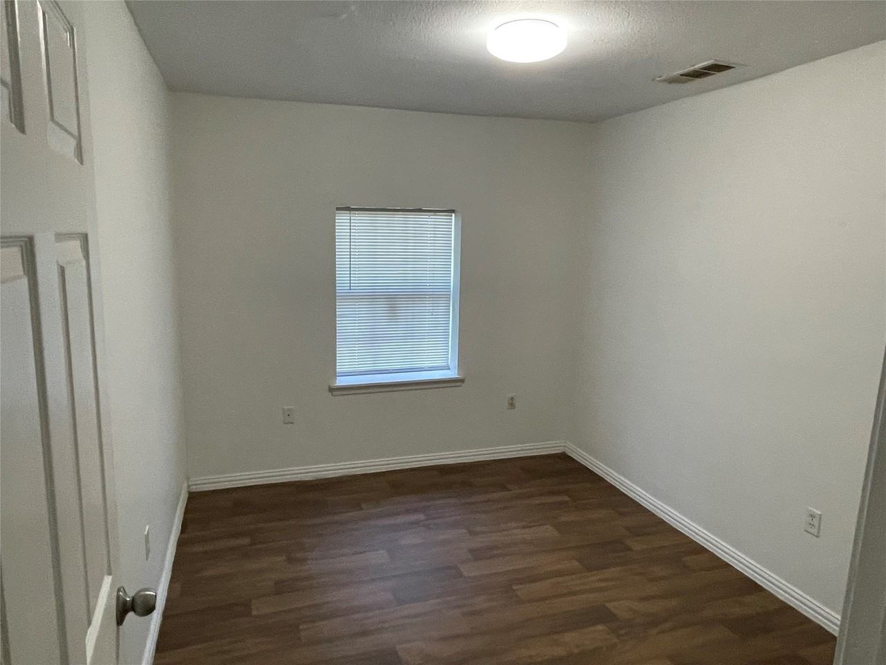 202 W Pembroke Ave - Photo 6 of 9