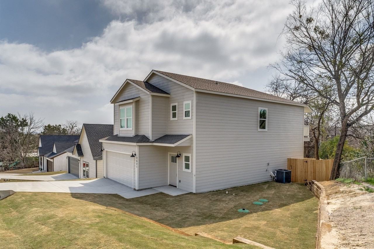 2621 Hillside Dr - Photo 2 of 25
