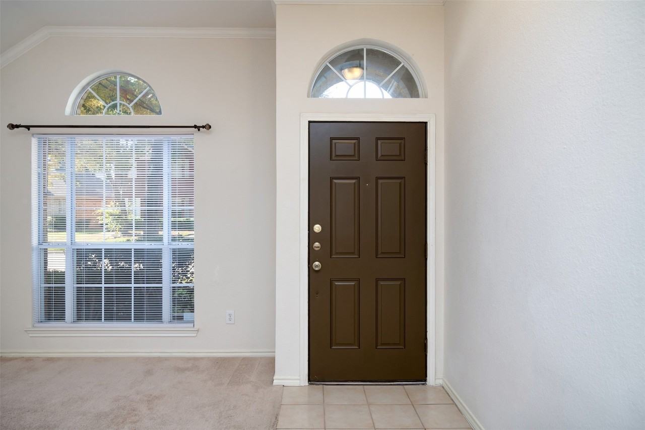 1621 Oak Brook Ln - Photo 5 of 33