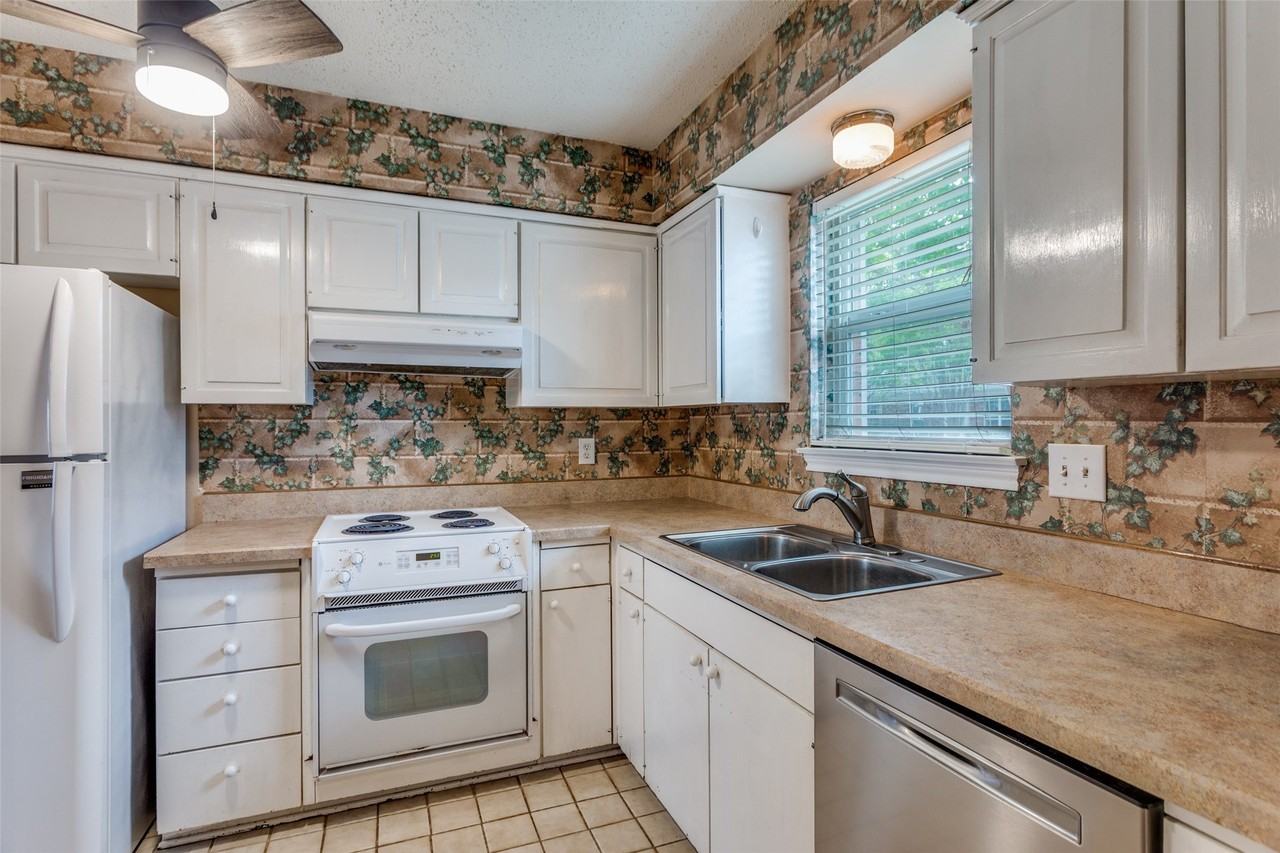 1255 Roaring Springs Rd - Photo 5 of 12
