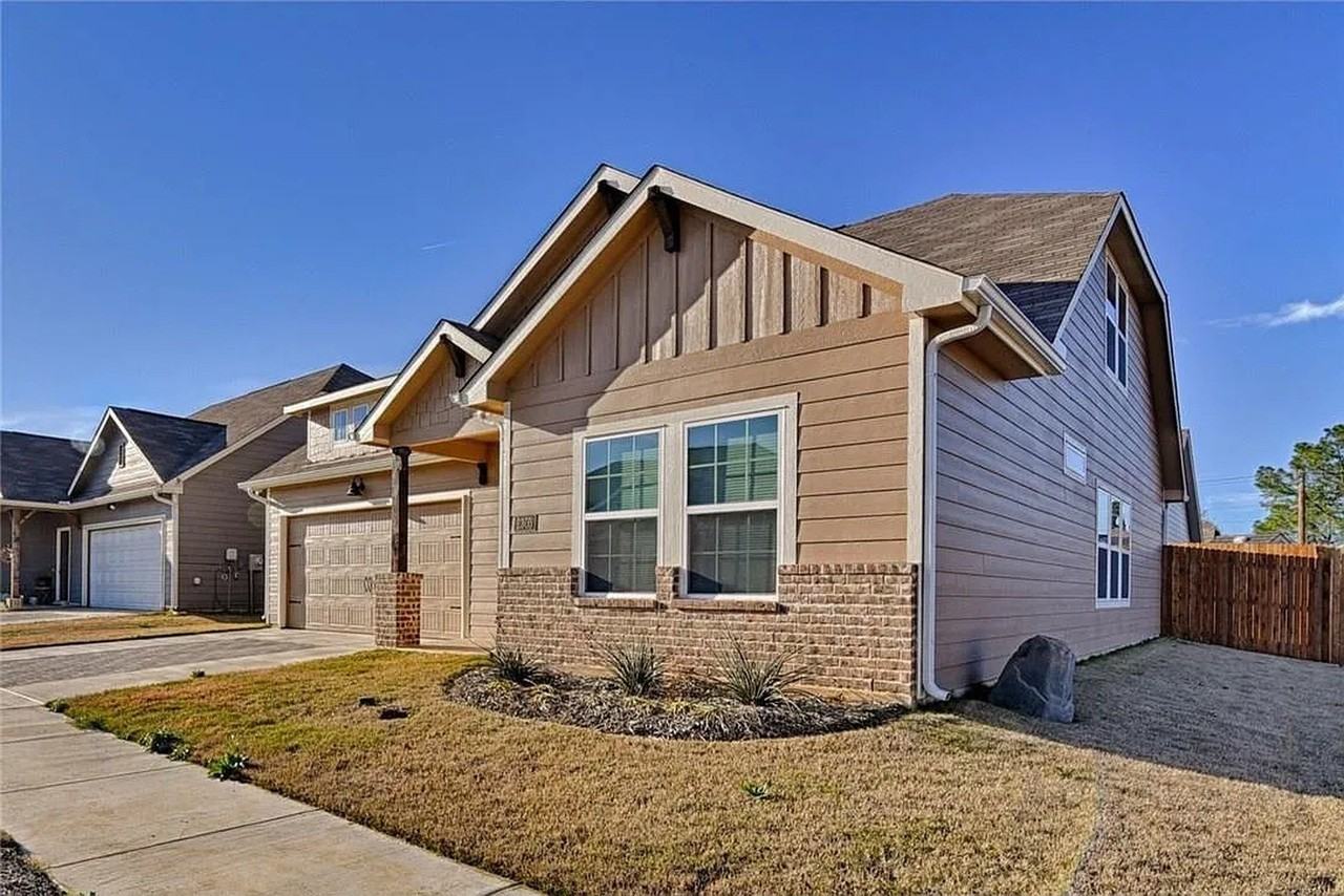 2305 Paxton Way - Photo 2 of 23